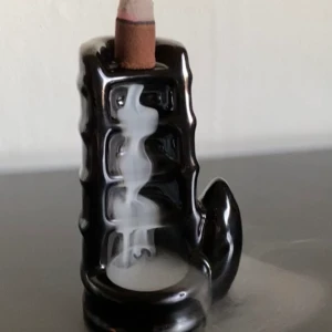 Incense - Säljer nu min incense Burner och cones med lukt av lavendel!🥺 den är jättemysig att bara kolla på, det är väldigt avslappnande och det tar bort mycket stress ifall du frågar mig, den är använd en gång som ni ser på första bilden!✨✨