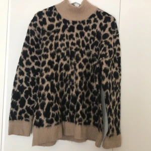 Tröja från Nakd - Leopardmönstrad varm tröja. Använd fåtal gånger.