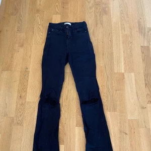 Bootcut jeans med hål - Jenas från Gina som jag själv gjort hål på. Passar mig bra som är 155 ungefär. Skulle säga att dem är ganska små i storleken. Använda ganska mycekt men fortfarande bra skick. Köparen står för frakten  