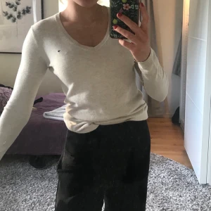 Beige tröja från Tommy Hilfiger  - Fin beige V-ringad tröja från Tommy Hilfiger i väldigt fint skick, storlek S. Frakt tillkommer och pris kan diskuteras💙