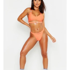 Bikini  - Helt ny oanvänd bikini i neon färger. ÄLSKAR men är tyvärr för liten. Lappar och plast skydd i trosorna är kvar. Vid frågor skriv gärna. Kan skickas fler bilder om det önskas☺️