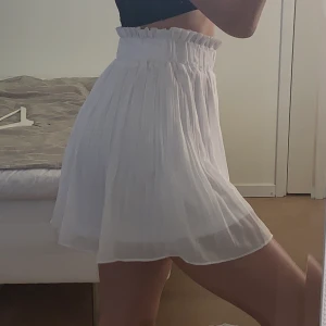 vit kjol - endast testad!! säljer pga inte riktigt min stil, dock jättefin och skön, passar även s. bjuder på frakt