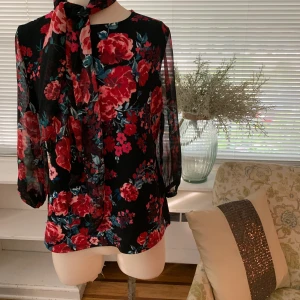 New Elle floral top SZ m  - New no flaws SZ m 