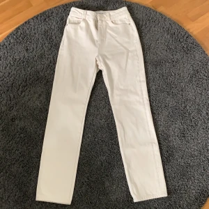 Beiga jeans, IVY REVEL - Jättesöta beiga jeans ifrån IVY REVEL i strl 34, säljer pga att de är för små, använda ca 3 ggr, 200kr frakt ingår