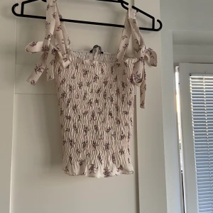 Topp från Gina Tricot  - Topp från Gina Tricot, räfflad och croppad. Storlek M men passar även S