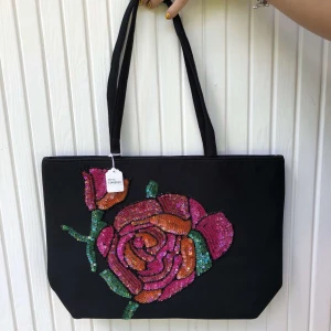 Vintage väska med mönster  - Fin vintage väska med mönster. Väldigt fin stick. Som ny. Frakt tillkommer✨🛍