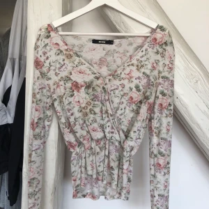 Blommig blus  - Blus från bikbok 