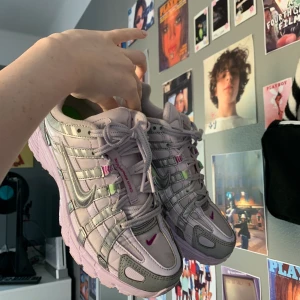 Nike sneakers  - Relativt nya Nike sneakers, använda 8 gånger och söker då dom inte kommer till användning. Köpta för 1199kr på sneakers n stuff