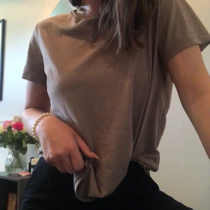 Beige tisha - En beige T-shirt från Zara. Passar som en S-M. Supersnygg och basic men kommer inte till användning då jag har andra i liknade färg. Frakt tillkommer