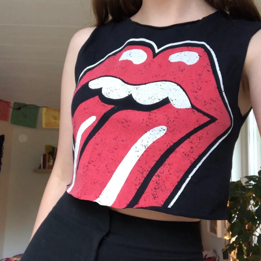Fint Rolling Stones linne jag har vanligtvis storlek S. Toppar.