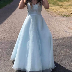 Balklänning  - Säljer min ljusblå balklänning från Dream Designs. Jättefin och i nyskick. Jag är st34 men denna klänning passade jättefint. 