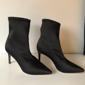 Snygga klackar - VÄldigt trendiga klackar, get that Lisa Sidén look! Storlek 39 men skulle säga att de är hyfsat små i storleken! 