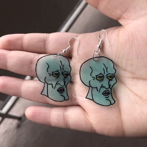 Handgjorda örhängen på beställning - Gör smycken av ”shrink” papper på beställning. Beställ vad som helst så gör jag det!✨ (Små: 60 kr/Stora: 75 kr) Kan börja leverera dem från den 24e augusti😊 kan mötas i Gbg annars står köparen för frakt (15 kr)💕 (45 kr för 1) Strl. Mellan blir mellanpris!