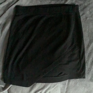 Svart mini kjol - Svart mini kjol från cubus. Stl 164 men sitter som s. Omlottknyta och andvänd fåtal gånger så som ny skick. Nypris 350kr mitt pris 50 plus frakt. 