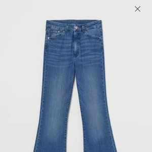 Blå bootcut jeans - Blå denim bootcut från hm, stl 40. Aldrig andvända, nypris 399 mitt frid 200 inklusive frakt. 