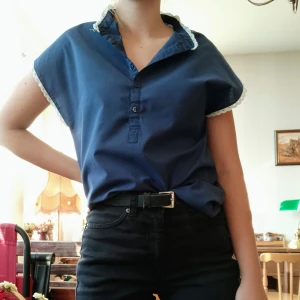 Söt Vintage Blus - Söt Vintage Marinblå blus i storlek 38/M. Märket heter MacScott. Den är använd en del men fortfarande i Okej skick. 50 + Frakt