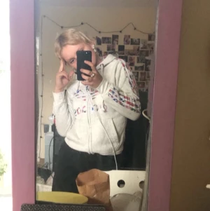 Adidas flower hoodie - Adidas hoodie, använd några gånger. Ganska nopprig men inte så att det stora. Storlek m men passar på s