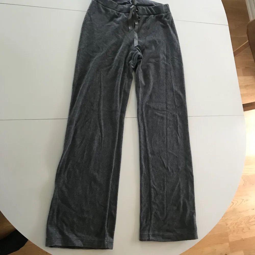 Härliga mysbyxor i grå velour med sidenband i midjan. Rak modell. Storlek S Lindex. Pris 100 kr. Porto tillkommer. . Jeans & Byxor.