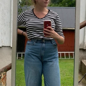 Randig v-roingad tröja - Vintage randig tröja från 90/00 talet skulle jag tro, inte nopprig alls så fin kvalité 