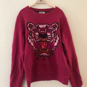 Rosa Kenzo tröja - Kenzo tröja i storlek XS💞. Nypris ca 2000kr. Vid köp står köparen för frakt eller så möts vi upp i kvarnby.