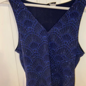 Body från H&M - Jättefin body från h&m, frakt tillkommer🌸🌸