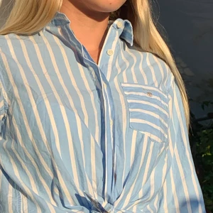 Gant skjorta  - Jättefin ljusblå/vit Gant skjorta. Den är använd ett fåtal gånger och är lite för liten för mig då jag är en storlek S och den är i XS/XXS. Den är nästan som ny och i skönt material.