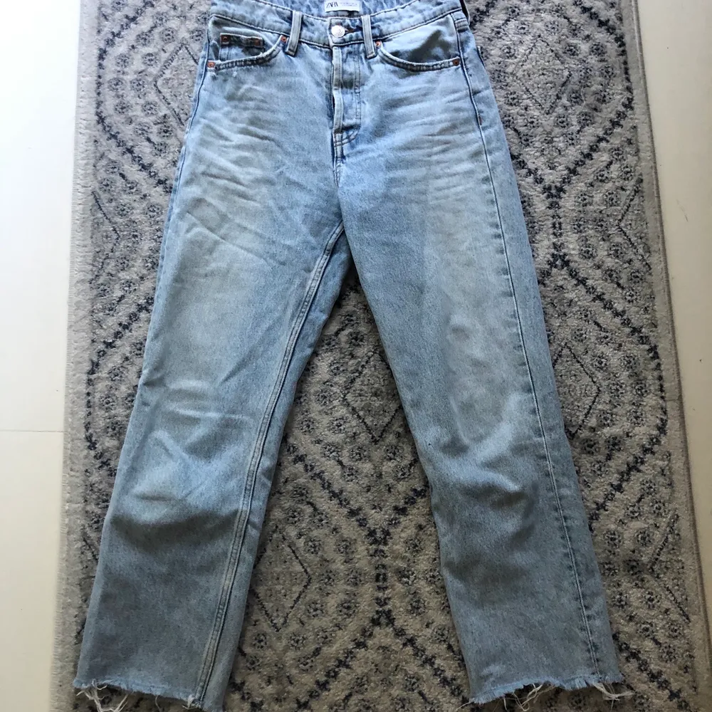 Säljer mina supersnygga ljusblåa croppade jeans från zara. Jeansen är likadana som de på bilden fast i storlek 36. Älskar modellen men de är tyvärr för stora för mig i midjan och därför säljer jag de.. Jeans & Byxor.
