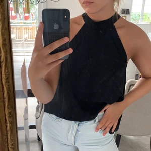 Svart topp från zara  - Säljer en jätte snygg svart topp, men knytning i ryggen i storlek 34/36 från zara, 150kr+ frakt💕