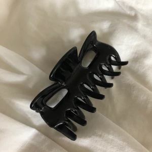 Hårklämma - Vanlig svart hårklämma från glitter!