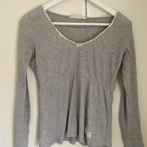 Odd Molly tröja - Grå Ribbed Jersey top från oddmolly. Den är i storlek 0, vilket motsvarar ungefär XS/S. Har använts 1 gång. Skriv till mig för att diskutera pris.