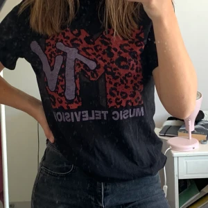 T-shiet - Säljer denna fina tröjan från bikbok för 40+frakt!💕💕 Den är i bra skick då den inte kommit så mycket till användning! Skriv privat vit intresse💕