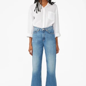 Monki jeans mozik blå - Fina jeans från monki i modellen mozik, blåa