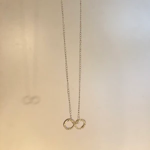 ✌🏼☺️🦋🦋 !! hemma gjort halsband !! 🦋🦋☺️✌🏼 - Egen gjort halsband !! 🦋🦋 kolla bio för frakt kostnad m.m. Fler frågor - kom dm så svarar jag snabbt ☺️✌🏼🦋 billigt!