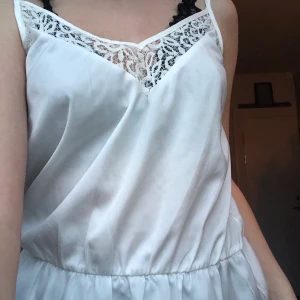 Linne med spets - Sjukt fint linne med spets och "volang" nertill!! Fint skick pga har inte använt detta mycket.