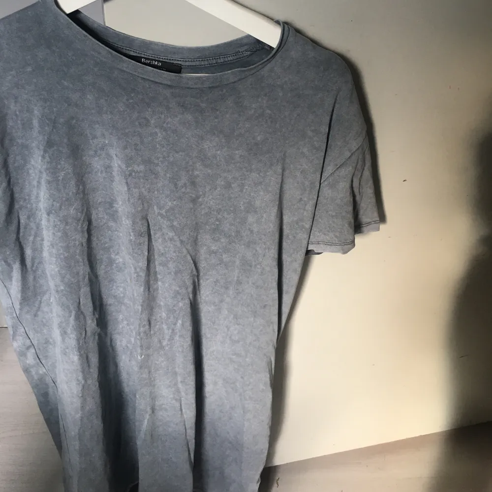 Super fin t shirt klänning som är köpt på bershka, kan även användas som oversized topp, säljer pga inte min stil. Toppar.