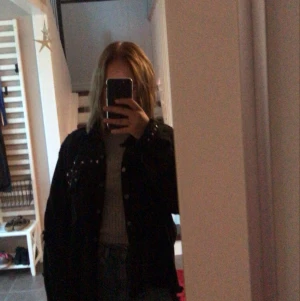 Zara jeansjacka! - jeansjacka ifrån Zara storlek M men sitter som S 💖