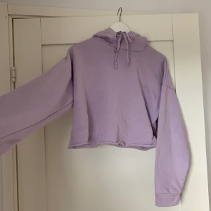 Pastel lila hoodie - En sååå fin hoodie med modets färger! En super fin pastell lila! Sååå skön och bra material. Använd 3ggr🥳🥳