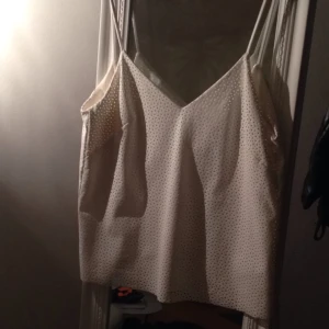  - Super fint skinimitation linne från H&M , ny skick! 
