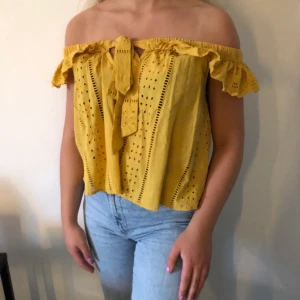 Gul off shoulder blus - En fin blus i bra skick ändas använd en gång 