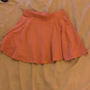 Rosa kjol strl146/152  - Rosa kjol från hm säljer för att den inte används, passar en xs. Köparen står för frakt