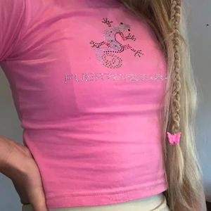 Pink baby T - 💗så söt T med stenar på i form av en ödla, ingen Sten har låstnat. Passar xs-s. Möts i sthlm/Värmdö eller fraktas för 35 kr💗