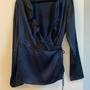 Blus - En mörkblå blus från Vero Moda. Ser väldigt urringad ut på bild 1. Mer som en strl M än L. Frakt tillkommer