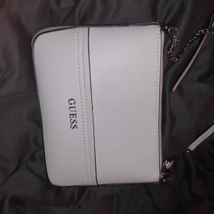 Guess Väska  - En mycket fin äkta guess väska som ej inte kommer till så mycket användning längre. Köpte den för 800kr o säljer för 450kr som är mitt lägsta pris <33 Köparen står oxå för frakten. Skriv för fler bilder (vill bli av med den snabbt)