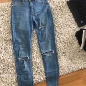Molly jeans - Molly jeans från Gina Tricot. Med hål. Kan skicka, köpare står för frakt. Väldigt stretchiga. Strl M.