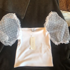 new yorker tröja, strl M - vit tröja, aldrig använd den är i storlek M men passar XS och S, köpare står för frakten