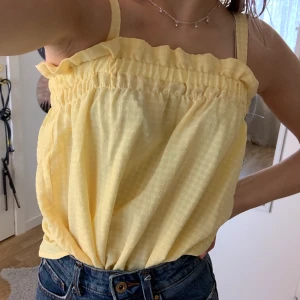 sommartröja - gulligt linne från h&m, aldrig använt! ✨💛