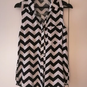 Randig blus - Använt men fint skick, säljer eftersom den är för liten för mig. Frakt tillkommer! 