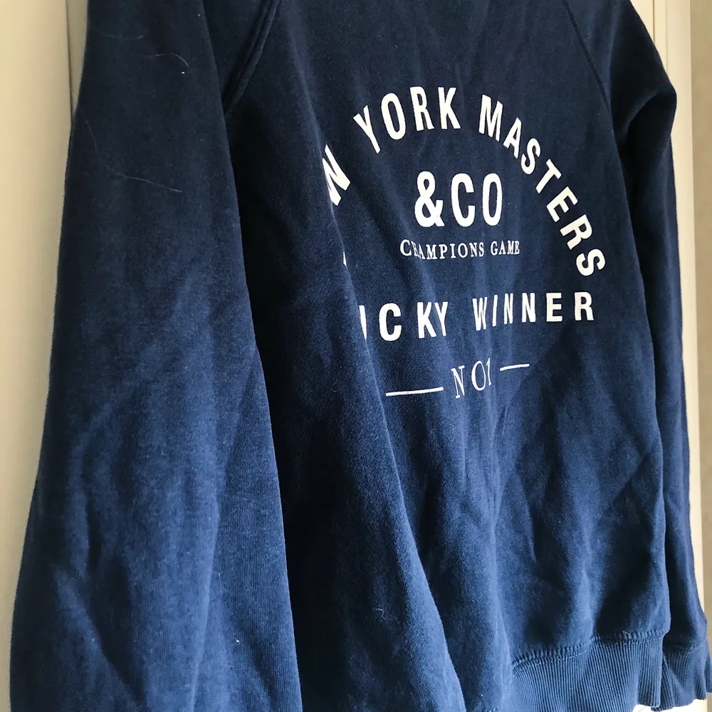Marinblåa collegetröjor med tryck frampå. 150 kronor för båda!. Tröjor & Koftor.