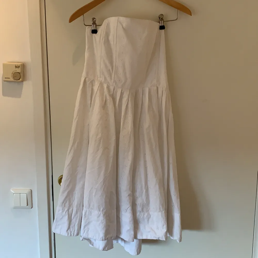 Så svårt att få fram hur vacker den här klänningen är! En vit vintage sommarklänning/baby doll dress med 50 tals vibbar🌸  är storlek 40 men den är väldigt liten i storleken. Klänningar.