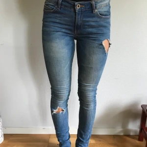 Jeans - Snygga jeans med slitningar från Cubus. Low waist.  Använt men bra skick. Lite avklippta. Frakt tillkommer 🌸 